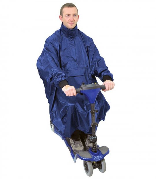 Conducteur avec poncho sans capuchon sur un petit scooter PMR, pour personne handicapée et à mobilité réduite