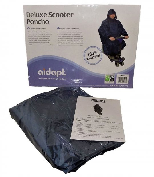Poncho pour scooter électrique senior, sorti de l’emballage avec la notice